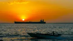 Petroleiro visto ao amanhecer no Lago Maracaibo.