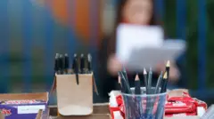 Lápis e canetas sobre uma mesa em um local de concurso público.