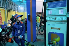 Một nhân viên trạm xăng đang đổ xăng tại Hà Nội, ảnh chụp ngày 9/3
