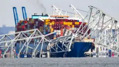 ශ්‍රී ලංකාව බලා යාත්‍රා කරමින් තිබූ නෞකාවක් ගැටී ඇමෙරිකාවේ දැවැන්ත පාලමක් සුණුවිසුණු වෙයි