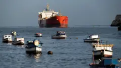 Un barco petrolero se acerca a la costa de Cuba