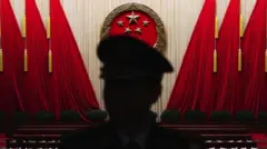 Kızıl bayraklar önünde askeri üniformalı bir adam silüeti 