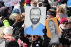 Um manifestante segura uma imagem de Alex Pretti durante um protesto “No Kings” contra as políticas do governo do presidente dos EUA, Donald Trump, em St. Paul, Minnesota