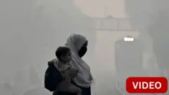 'என் மகன் மிட்டாய் போல மாத்திரை சாப்பிடுகிறான்' - காற்று மாசுபாட்டால் தவிக்கும் லாகூர், டெல்லி மக்கள்