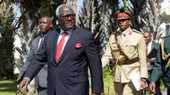 Ernest Bai Koroma arrive dans un hôtel de Banjul le 13 décembre 2016, pour une réunion avec les dirigeants régionaux d'Afrique de l'Ouest.