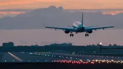 Picture of plane wey dey take off from runway.