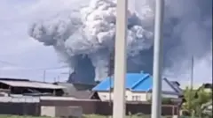 Iyi foto yavuye muri videwo yacishijwe ku mbuga hwaniro na Buramatari wa Irkutsk Igor Kobzev, aho avuga ko yerekana umwotsi waturutse ku gitero ca drone ku kigo ca gisirikare mu kigwati ca Sredniy, mu ntara ya Irkutsk region.  Kobzev yavuze ko ari co gitero ca mbere nk'iki gikozwe muri Siberia.