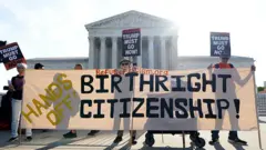 Люди проводят демонстрацию у здания Верховного суда США в преддверии ожидаемого прибытия президента США Дональда Трампа 1 апреля 2026 года в Вашингтоне, округ Колумбия.