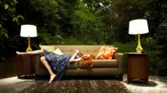 Ormanlık bir alanda koltukta uyuyan kadın