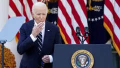 Џо Бајден поздравља окупљене испред Беле кућео