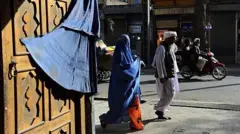 تصویر یک زن با چادری در شهر هرات 