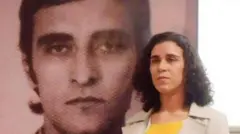 Retrato de Tessa Moura Lacerda junto a uno de su desaparecido padre