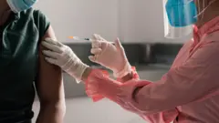 Ilustrasi suntikan vaksin.