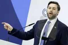 JD Vance gesticulando enquanto discursa