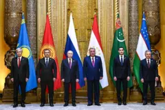 Putin va Markaziy Osiyo davlatlari rahbarlari orqa fonda davlat bayroqlari.