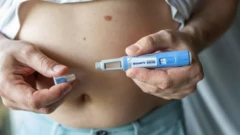 فردی اوزمپیک در دست دارد