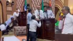 மாலத்தீவு நாடாளுமன்றத்தில் கைகலப்பு
