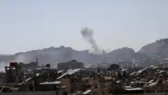 дым после израильского авиаудара в районе президентского дворца в Дамаске