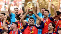 رودري يرفع كأس العالم