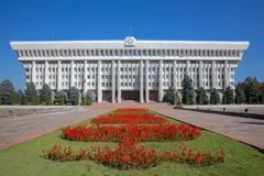 La Casa Blanca, edificio de oficinas presidenciales construido en estilo moderno estalinista en Bishkek, Kirguistán.
