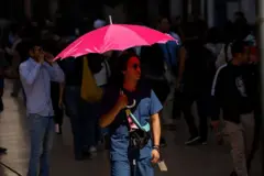 Una mujer con una sombrilla en una calle de Ciudad de México