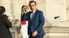 José Jerí saluda llevándose la mano a la cabeza a la entrada del Palacio de Gobierno de Lima. 