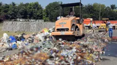 બીબીસી ગુજરાતી, ગુજરાત, બીબીસી, અમદાવાદ, દારૂ, દારૂનો વેપાર, દારૂ પર પ્રતિબંધ, દારૂનો નાશ, ગુજરાત પોલીસ, ગુજરાતમાં દારૂબંધી