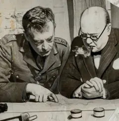 الزعيم البريطاني الراحل وينستون تشرشل يراجع بعض الخرائط مع أحد مستشاريه (أرشيف)