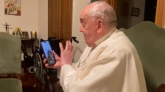 Francisco en una de sus videollamadas con la iglesia de Gaza.