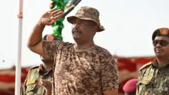 رئيس السودان الفريق أول عبد الفتاح البرهان يؤدي التحية العسكرية في تجمع حاشد