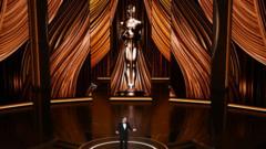 Jimmy Kimmel en el escenario del teatro Dolby, presentando la edición 96 de los Oscar, el 10 de marzo de 2024.