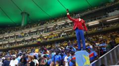 Por qué un hincha de la República Democrática del Congo se para como una estatua viviente en todos los partidos de su selección