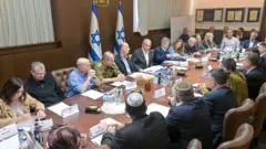 Varios miembros del gabinete de seguridad del gobierno israelí sentados en torno a una mesa.