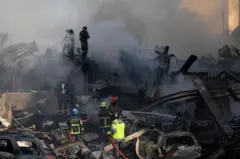 يعمل رجال الإنقاذ في موقع الغارة الإسرائيلية في بيروت يوم الأربعاء