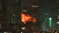 Fogo em meio a prédios