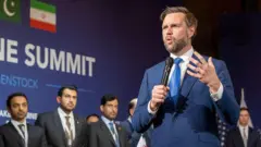 نائب الرئيس الأمريكي جيه دي فانس قبل اجتماع رباعي بين الولايات المتحدة وإيران وباكستان وقطر في سويسرا.
