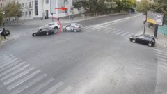 Svetoforun qırmızı işığında keçən avtomobil qəza törədib