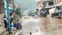 ချောင်းအနီး အနိမ့်ပိုင်းရပ်ကွက်တွေမှာရေကြီးနေတာဖြစ်ပါတယ်။ 