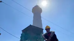 निर्माण मजदुर र पृष्ठभूमिमा धरहरा