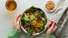 Tigela de alimentos com muitas verduras