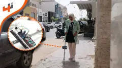 مكفوفة تتنقل في الشوارع باستخدام العصا الذكية