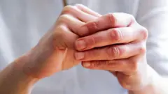 గోళ్లు పసుపు రంగు