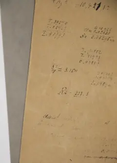 Papel com anotação que já estão bem apagadas