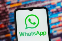 üzerinde WhatsApp logosu olan bir cep telefonu ve renkli arka plan