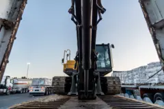 آلية تنتظر السماح لها بالدخول لقطاع غزة على الجانب المصري من معبر رفح