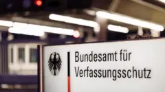 Berlin Anayasayı Koruma Teşkilatı'nın resmi ünvanını gösteren bir tabela.