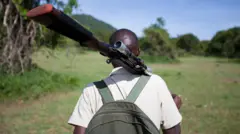 Wani mutum riƙe da makamai