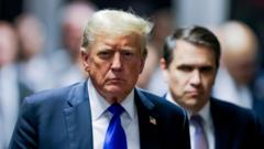 El expresidente Trump saliendo del tribunal