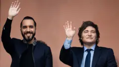 O presidente da Argentina, Javier Milei, e o presidentebonus de apostas betanoEl Salvador, Nayib Bukele, acenam do balcão da Casa Rosada, como partebonus de apostas betanouma visita à Argentina,bonus de apostas betano30bonus de apostas betanosetembrobonus de apostas betano2024.