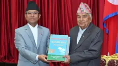 राष्ट्रपति रामचन्द्र पौडेललाई अख्तियार दुरुपयोग अनुसन्धान आयोगको वार्षिक प्रतिवेदन बुझाउँदै आयोगका प्रमुख प्रेमकुमार राई 